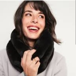 NWT Old Navy Cozy Faux Fur Scarf/Neck Warmer